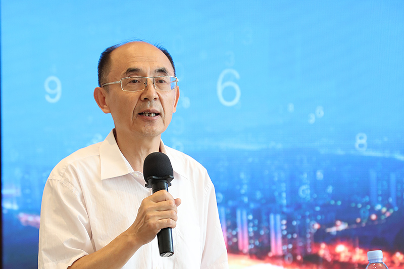 “老交通”智庫(kù)副主任、原交通運(yùn)輸部總工程師周偉主持沙龍.jpg